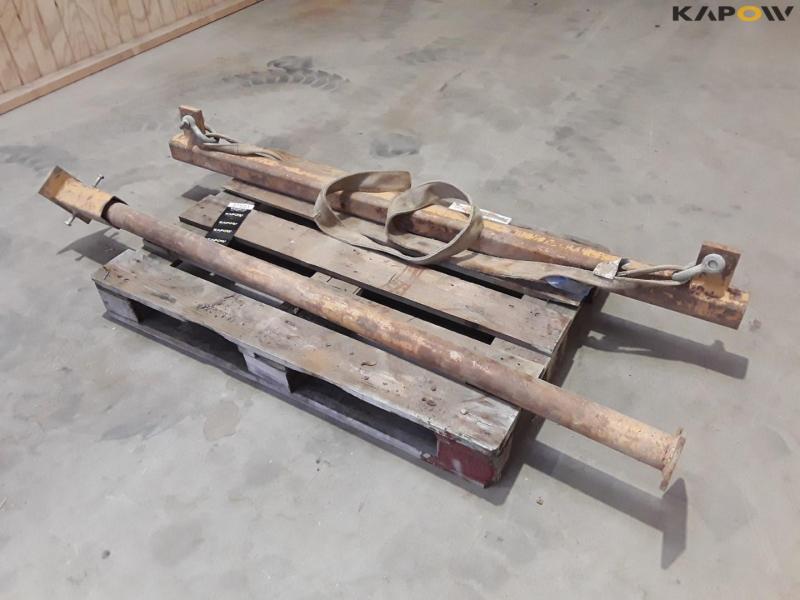 Lifting yoke with heavy-duty axle 1