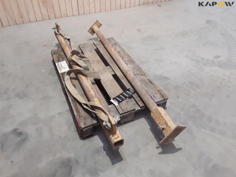 Lifting yoke with heavy-duty axle 4