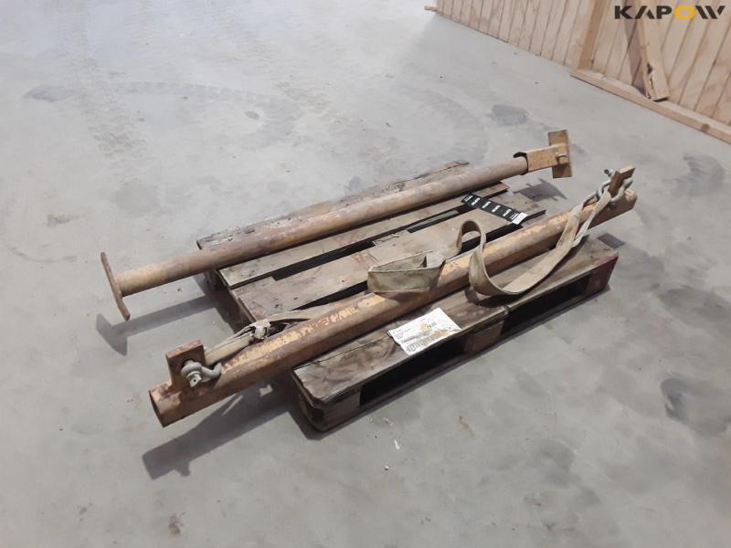 Lifting yoke with heavy-duty axle 6