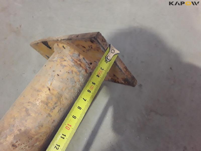 Lifting yoke with heavy-duty axle 8
