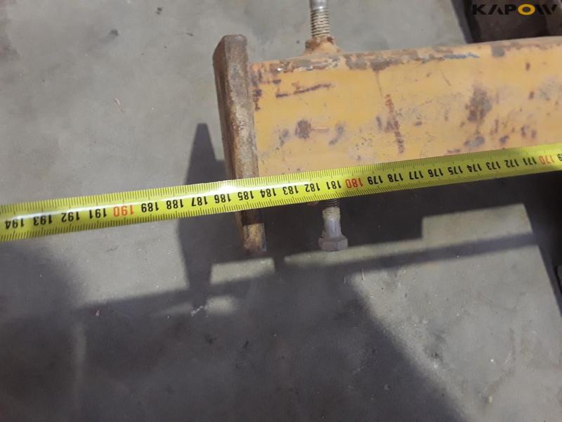 Lifting yoke with heavy-duty axle 9