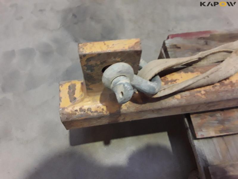Lifting yoke with heavy-duty axle 13
