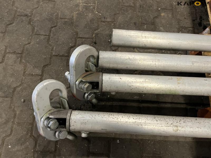 Lifting yoke and cable of rollers for drums 17