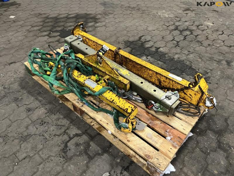 Lifting yoke for crane 1