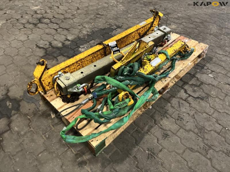 Lifting yoke for crane 3