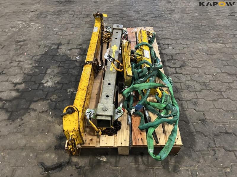 Lifting yoke for crane 4