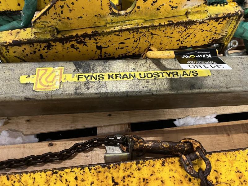 Lifting yoke for crane 11