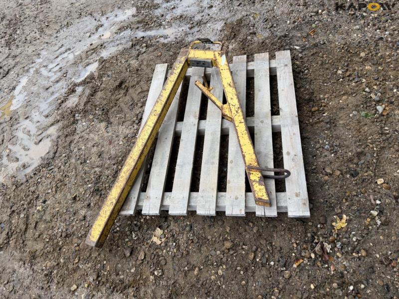 Lifting yoke 8