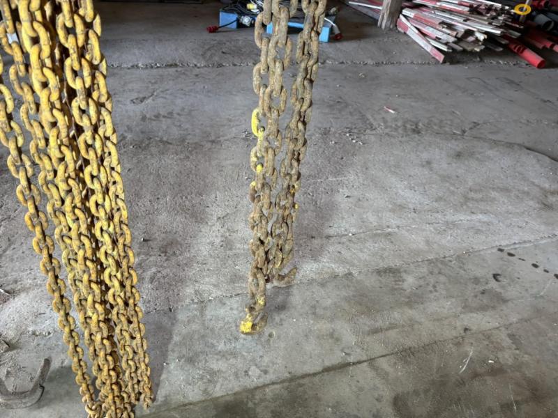 Lifting chains 28
