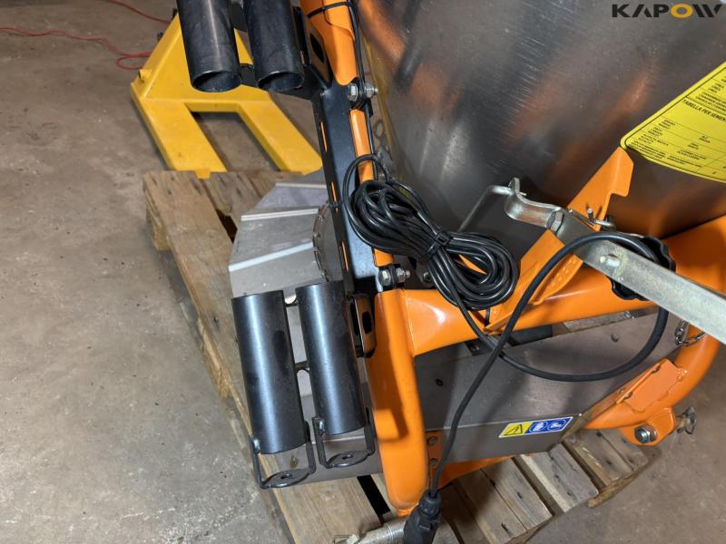 LS Cosmo P-Pro 180 salt spreader - NEW 17