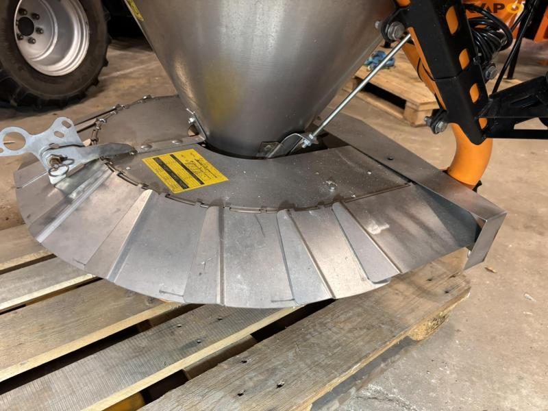 LS Cosmo P-Pro 180 salt spreader - NEW 19