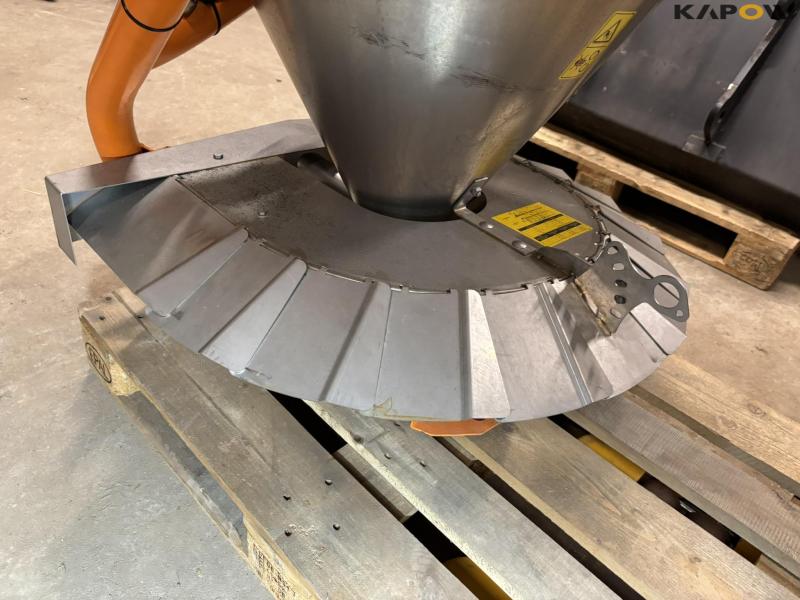 LS Cosmo P-Pro 180 salt spreader - NEW 22