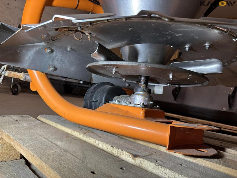 LS Cosmo P-Pro 180 salt spreader - NEW 23