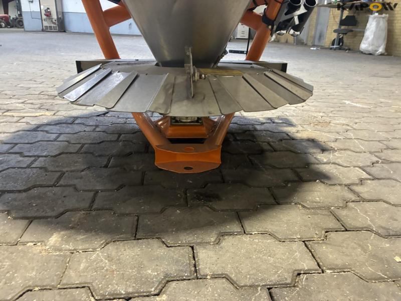 LS Cosmo P-Pro 180 salt spreader - NEW 14