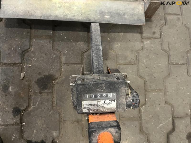 Measuring wheel and 3 pcs. tile screed 9