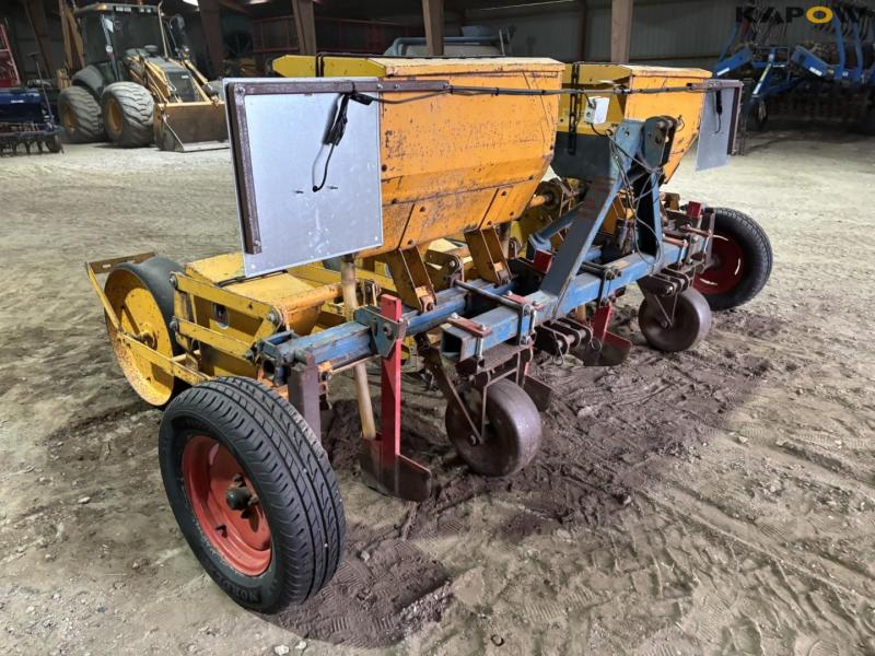 Corn seeder - 4 rows. 3