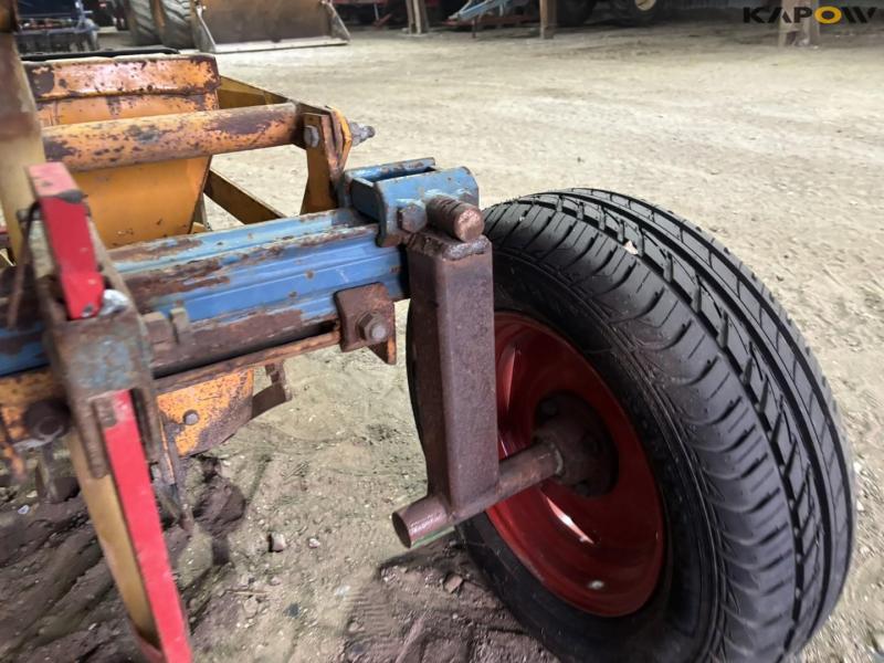 Corn seeder - 4 rows. 11