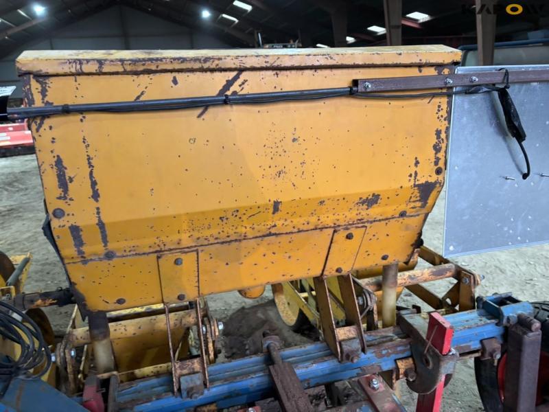 Corn seeder - 4 rows. 15