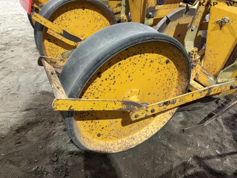 Corn seeder - 4 rows. 29