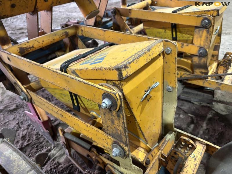 Corn seeder - 4 rows. 32