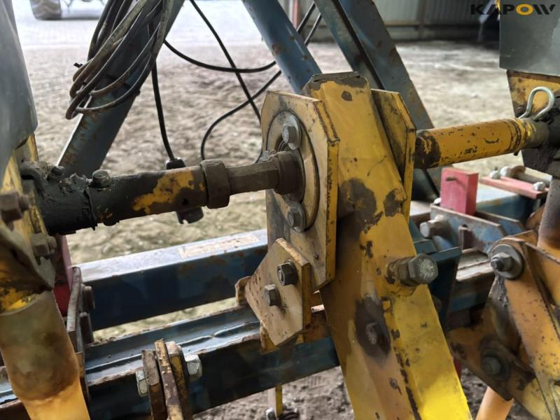 Corn seeder - 4 rows. 37