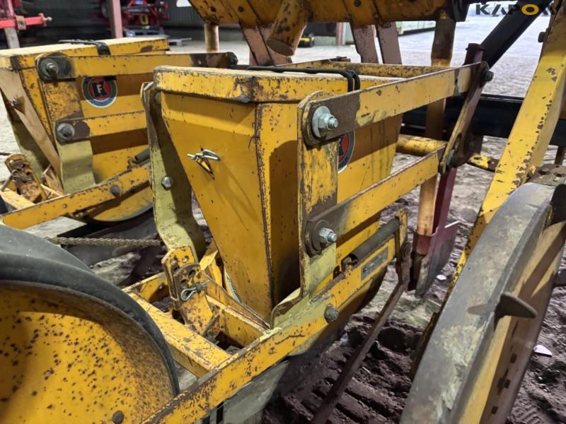 Corn seeder - 4 rows. 38