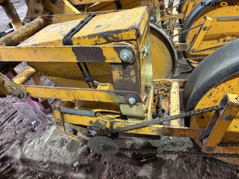 Corn seeder - 4 rows. 43