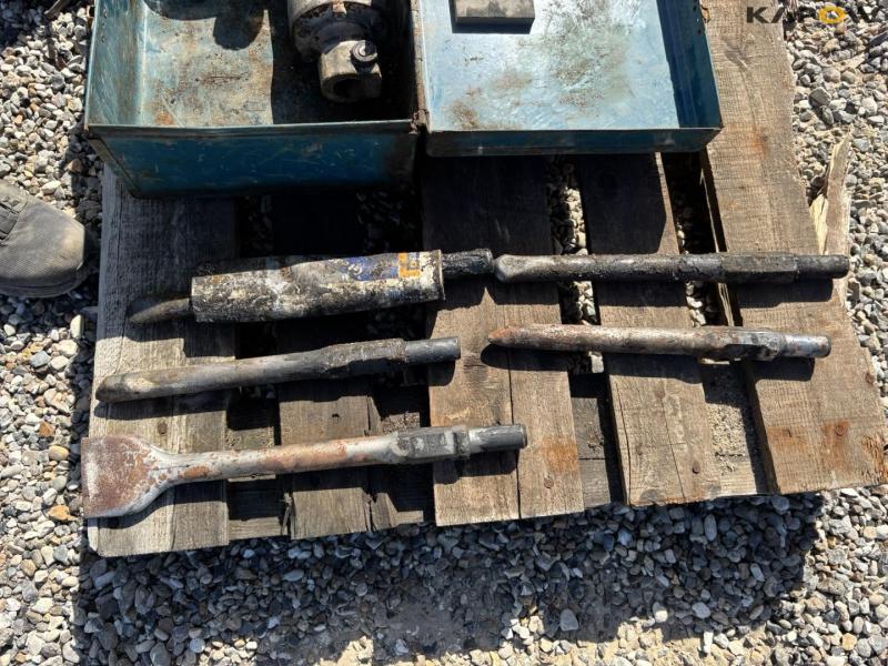Makita HM1304 concrete hammer 13
