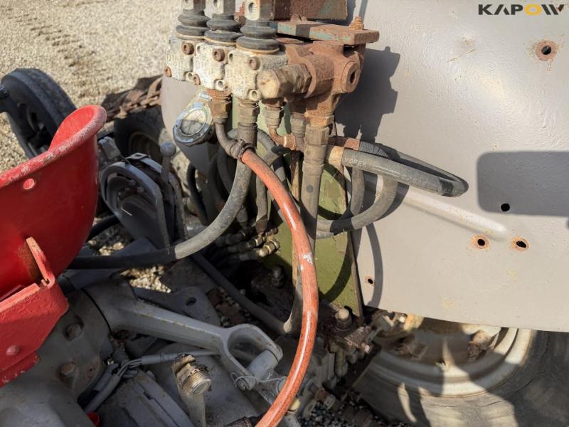 Massey Ferguson 152 tractor 33