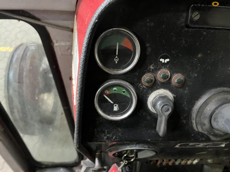 Massey Ferguson 550 tractor 37