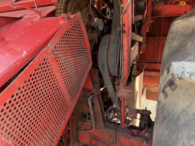 Massey Ferguson 760 combine harvester 12