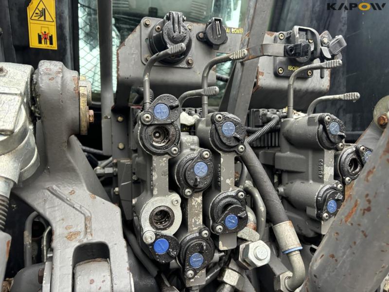 Massey Ferguson 8690 tractor 32