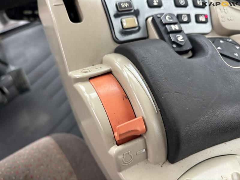 Massey Ferguson 8690 tractor 57