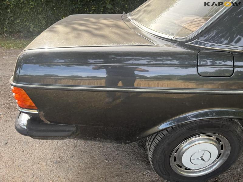 Mercedes-Benz 240D W123 24