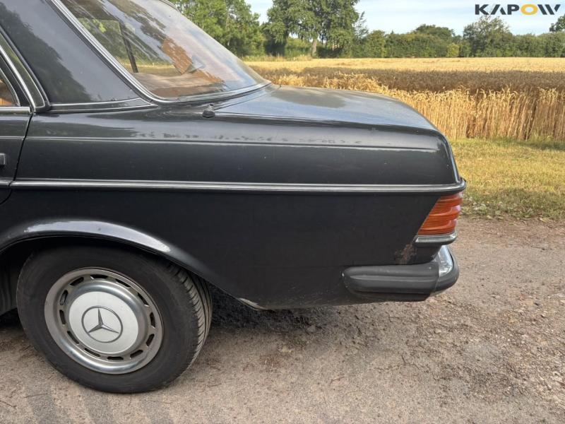 Mercedes-Benz 240D W123 36