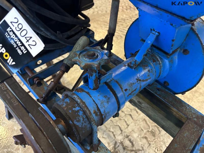 Mica grain roller 17