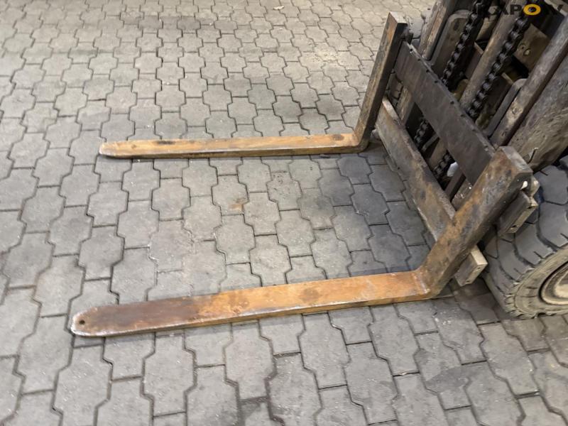 Mitsubishi FD 25 forklift 12