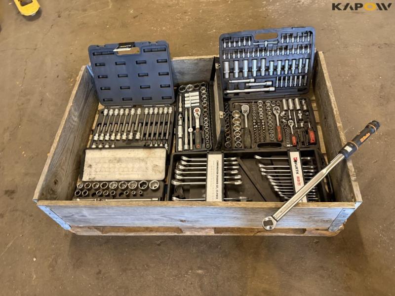 Torque wrench and socket set 2