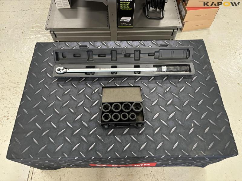 Torque wrench and socket set 1