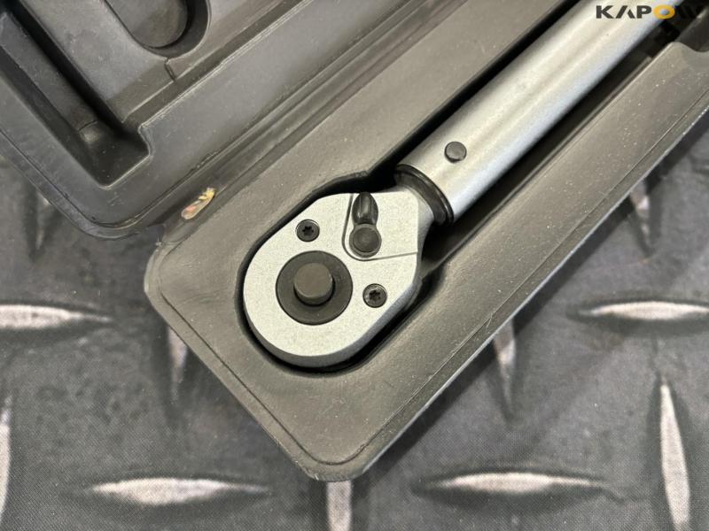 Torque wrench and socket set 5