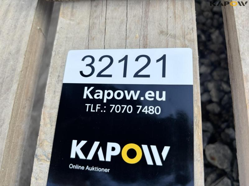 Mounting bracket for twin wheels 8