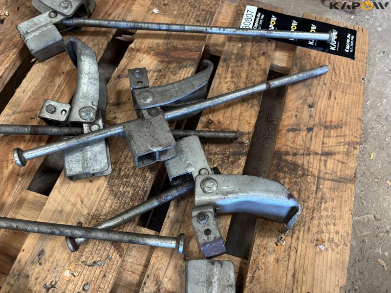 Mounting bracket for twin wheels 4
