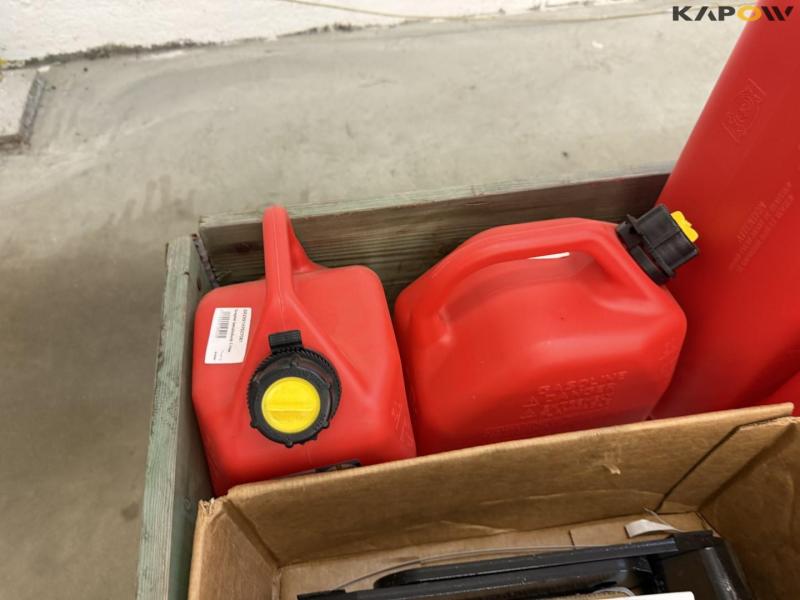 Chainsaw accessories and cans 22