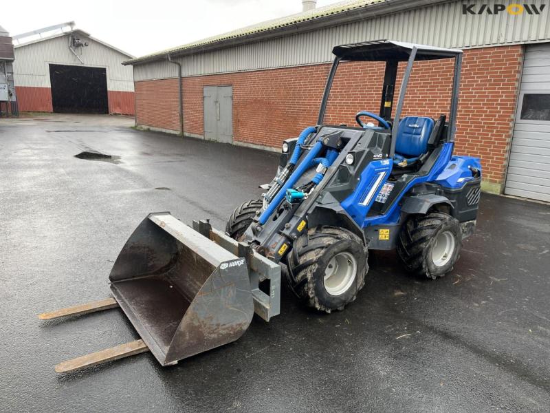 Multione 7.3S skid steer loader with bucket and pallet forks 1