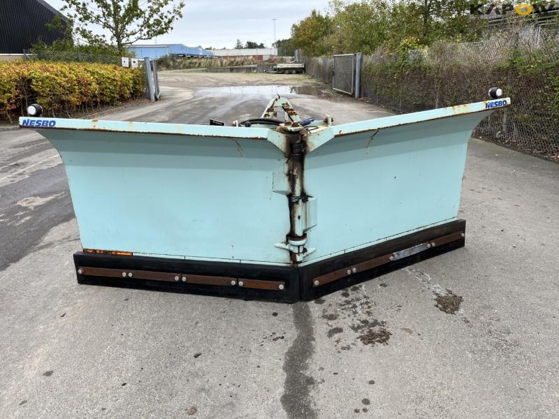 Nesbo PS-2800 pointed snow plow 2