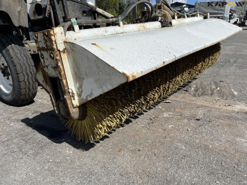 New Holland 4635 tractor with sweeper and emulsion sprayer 14