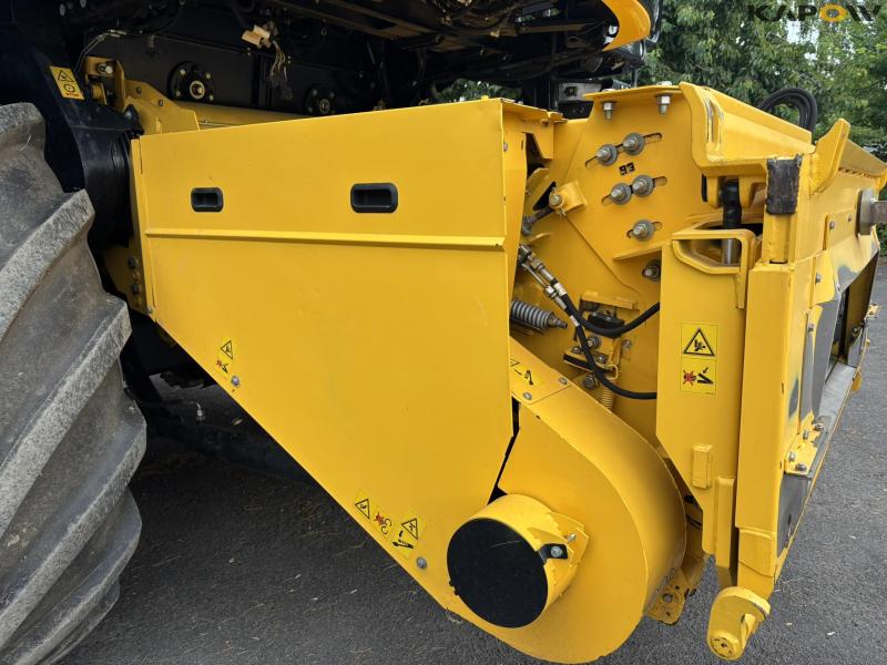 New Holland 9.80 combine harvester 35 feet 15
