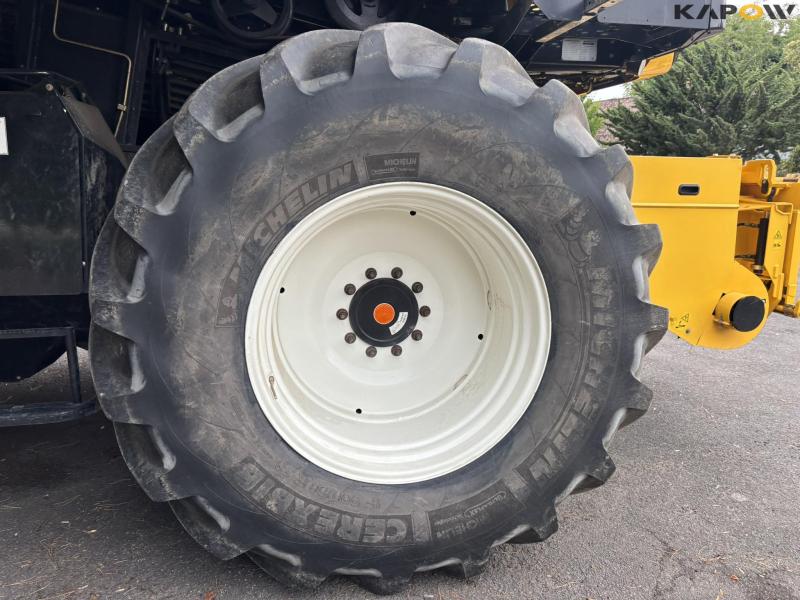 New Holland 9.80 combine harvester 35 feet 18