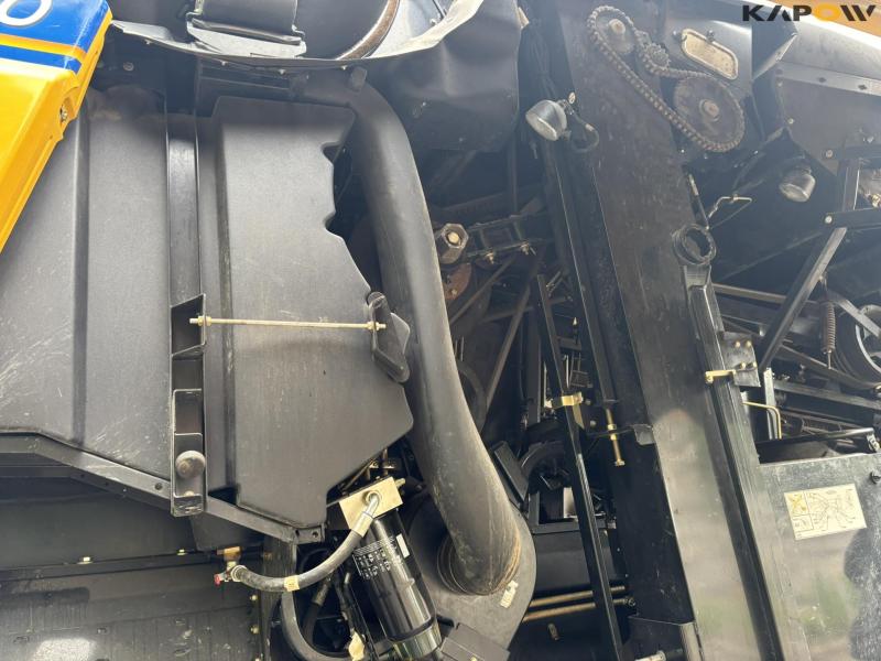 New Holland 9.80 combine harvester 35 feet 28