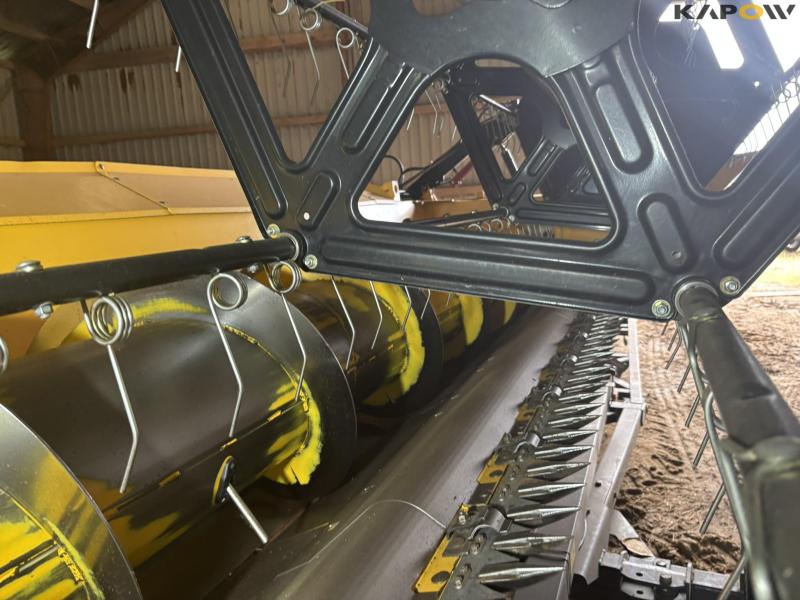 New Holland 9.80 combine harvester 35 feet 108
